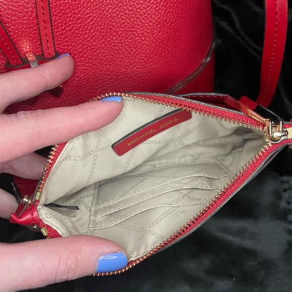 Michael Kors Red Mercer Leather Bucket Shoulder Bag - Picture 5 of 8